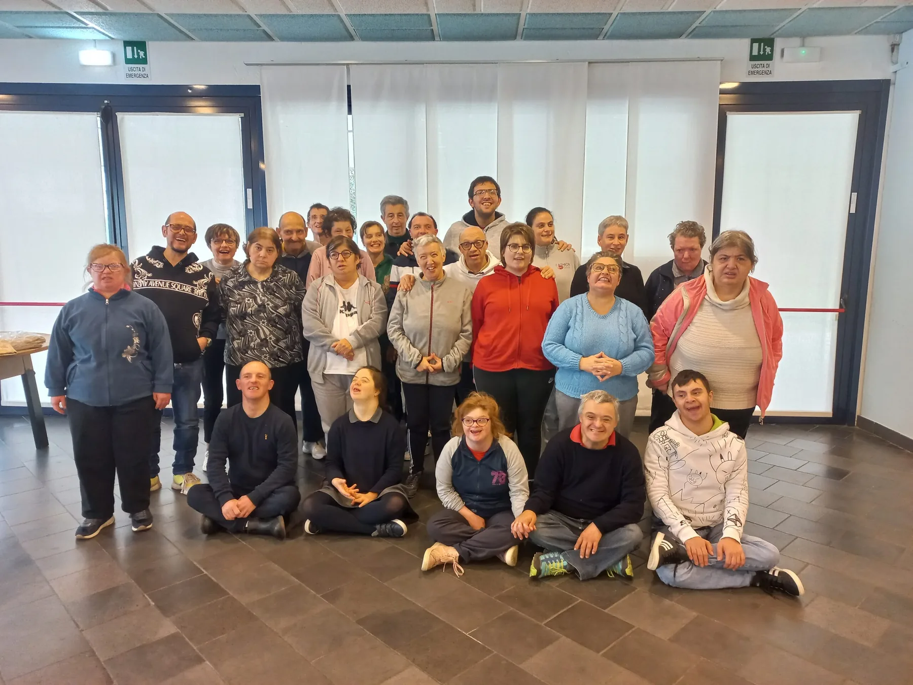 Persone e operatori de L'Ancora riuniti insieme